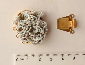 Alte, große, dreireihige Schließe,  viele weiße Perlen - Bild 1 von 3