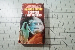 BETWEEN TWO WORLDS BY NANDOR FODOR 1969 PAPERBACK LIBRARY OCCULT PB - Picture 1 of 3