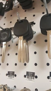 Toyota key, Transponder chip, Cut to your code. TOY44D. Licensed Locksmith. - Picture 1 of 6
