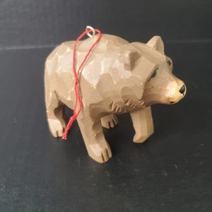 Ornamento orso marrone in finto legno intagliato lungo 3,5 pollici, leggero - Foto 1 di 7