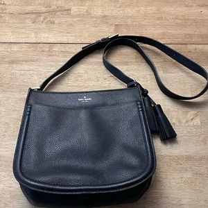 Kate Spade Umhängetasche schwarz Leder Crossbody mit Quaste, verstellbarer Riemen - Bild 1 von 9
