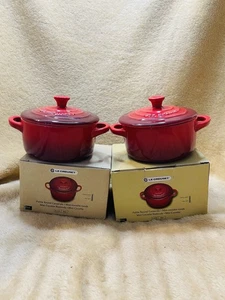 Le Creuset Rot 2er Set Steinzeug Mini Cocotte Zierliche Aufläufe 8oz Neu im Karton - Bild 1 von 8