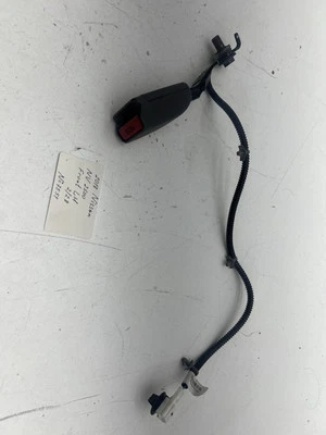 Nissan NV 2500 2012-2020 hebilla de cinturón de seguridad delantero izquierdo OEM. Foto 1 de 4