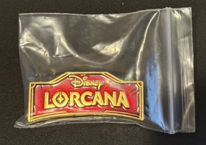 Prendedor Disney Lorcana Rubí - Logo Rojo Promo Exclusivo El Primer Capítulo, ¡Nuevo! CANTIDAD 1 - Imagen 1 de 4