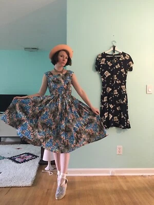 Vestido de día de sol con estampado floral pastel rosa azul tormentoso de los años 50 Xs Foto 1 de 4