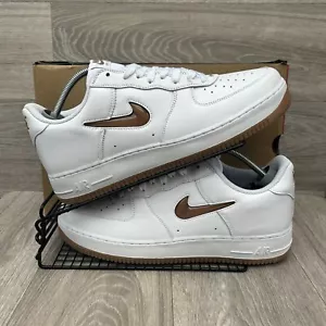 Scarpe Nike Air Force 1 uomo taglia UK 11,5 pelle bianca classiche AF1 - NUOVE DI ZECCA - Foto 1 di 9