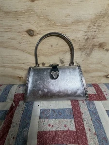 Cartera clutch vintage metálica plateada con asa de cadena de serpiente y cierre con joyas  - Imagen 1 de 14