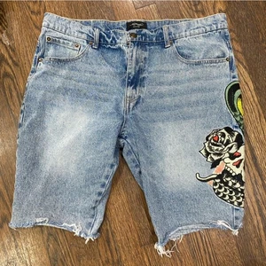 Pantalones de mezclilla Ed Hardy azules relajados con detalles desgastados estampado de calavera y serpiente - Imagen 1 de 9