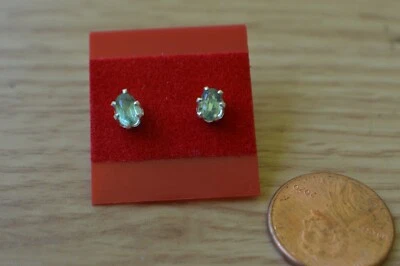 Pendientes solitarios de cianita verde raros de 0,64 quilates de plata de ley de 6x4 mm  Foto 1 de 4