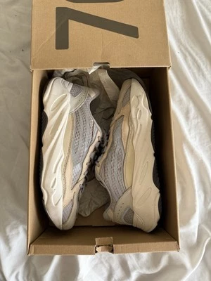 Talla 11- Adidas Yeezy Boost 700 V2 Crema Foto 1 de 4