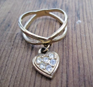 Vintage Avon Ring Size 5.5 Gold Tone Criss Cross Heart Charm Dangle Costume - Picture 1 of 5