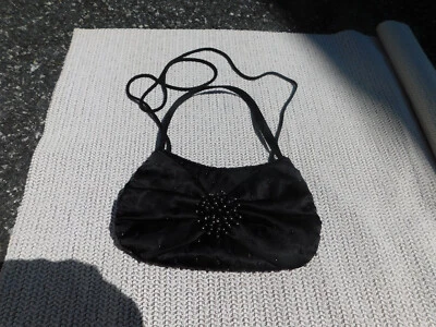 Cartera con racimo de cuentas negra satinada bandolera y asa La Regale  Foto 1 de 4