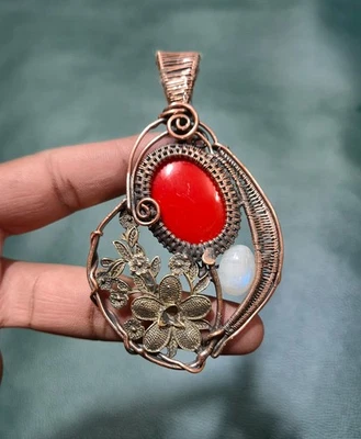 Joyería hecha a mano envuelta en alambre colgante de coral rojo y piedra lunar Foto 1 de 4