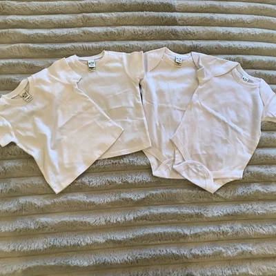 NUEVO SIN ETIQUETAS Rabbit Skins Blanco Manga Corta Snap Body y Camisas 6m Lote de dos  Foto 1 de 4