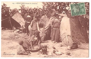 CPA TUNESIEN - BEDUINEN MACHEN COUSCOUS - Bild 1 von 1