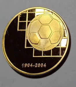Moneda 2004 Centenario de la FIFA .Dorada 40mm. - Imagen 1 de 3