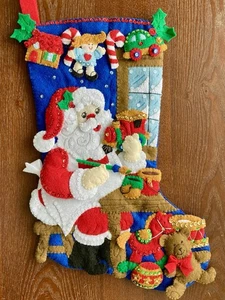 Medias de fieltro terminadas Bucilla “En el taller” hechas a mano totalmente forradas - Imagen 1 de 5