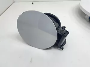 Cubierta de tapa de puerta de combustible BMW M2 2018-2021 FABRICANTE DE EQUIPOS ORIGINALES - Imagen 1 de 6