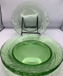 Pyrex Festiva Swirl Spring Green Glass Dishes Four Salad Or Bread Plates 7.5”
