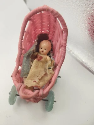 Cochecito de bebé vintage tejido con canasta con pequeño conjunto Baby Estate Foto 1 de 4