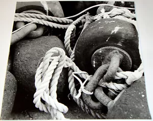 Schwarz-Weiß Fotografie "Seile und Gewichte" von Michael Nusseck - 23 x 23 cm - Bild 1 von 4