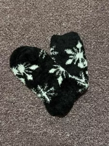 Socks Fuzzy Crew Cozy Warm Winter Black & Snowflakes Women’s One Size New - Picture 1 of 2