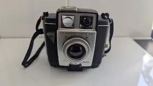 FOTOCAMERA B&W VINTAGE KODAK BROWNIE TWIN 20 COLORI INC CINTURINO ORIGINALE - C029 - Foto 1 di 10