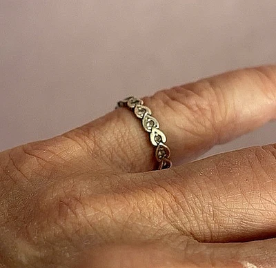 Pequeño ANILLO VINTAGE ORO AMARILLO 9ct cristal roca transparente Reino Unido I corazones rosas retro Foto 1 de 4