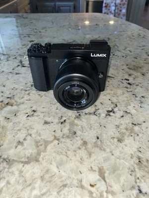 Panasonic Lumix GX9 20.3 MP Digital Camera (with 25mm F/1.7) and Battery - Image 1 of 3