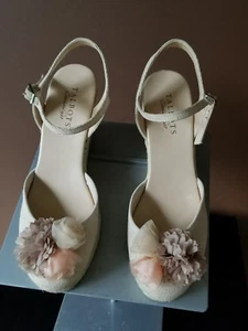 Talbots nudefarbene geschlossene Sandalen mit Rosen auf der Vorderseite, Gr. 9 M.   - Bild 1 von 7