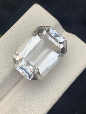 28.50 carats  Quartz Faceted Natural Gemstone Emerald cut from Pakistan - Image 1 of 2