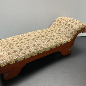 Arazzo bambola vintage e chaise longue in legno soda 18” lungo x 7” largo - Foto 1 di 7