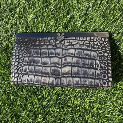 Cartera Patricia Nash Cauchy metálica plateada cocodrilo en relieve RFID Foto 1 de 4