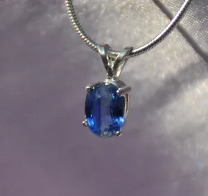 1.2 CT HANDCRAFTED 8MM X 6MM OVAL BLUE KYANITE PENDANT IN STERLING SILVER - Picture 1 of 7