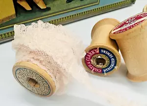 Blasspfirsich Spitzenborte 1/2" 2 Yds 1 Vintage Holzspule Slow Stitch Junk Journal - Bild 1 von 2
