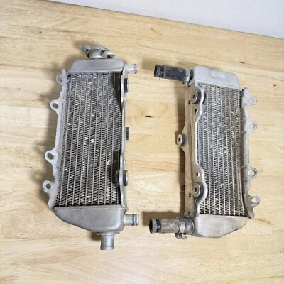 2004 年雅马哈 YZ250 Radiator 套装左右原始设备制造商收音机 YAMAHA YZ 250 — 第 1/4 张图片