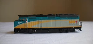 Walthers Mainline EMD F40PH Locomotive VIA #6460 DC - Picture 1 of 4