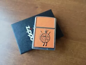 Nuovo MOLTO RARO 2008 ZIPPO Emblema Centro Arancione Ballerino Nativo Indiano Americano - Foto 1 di 11