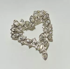 Broche MONET IMPRESIONANTE Marqués y Estrás Redondo En Forma de Corazón Pin Tono Plateado - Imagen 1 de 7