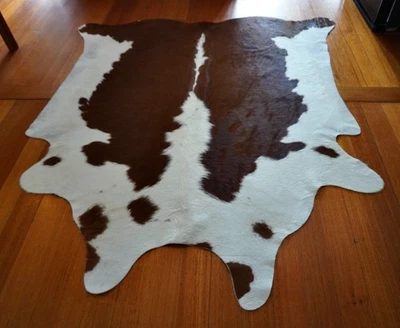A Beautiful Traditional Hereford  Cowhide Rug - Classic County - Image 1 of 4