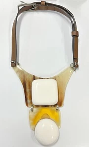 Collar de cuero de resina de cuerno MARNI marrón amarillo blanco geométrico - Imagen 1 de 9
