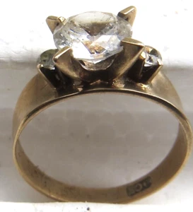 9ct yellow gold ring - stamped 9 CT size M 1/2 2.4 GRAMS - Picture 1 of 5