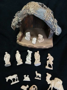 Alte kleine Holz Krippe*17 x 11 x 9 cm mit 14 Figuren - Bild 1 von 7
