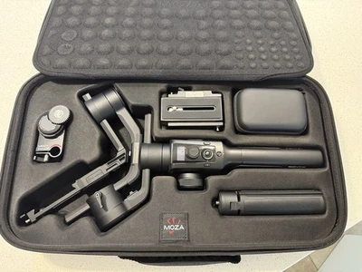 Estabilizador cardán de 3 ejes Moza Air 2 con enfoque de seguimiento y estuche Foto 1 de 4