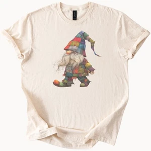 Caprichoso Patchwork Gnomo Caminar Gráfico Camisa Colorido Arte Nórdico Camiseta - Imagen 1 de 6