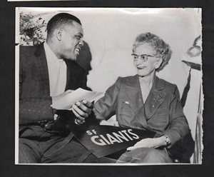 1960 Pressefoto Willie Mays besucht Miss Jessie Baldwin in St. Barnabas Medical  - Bild 1 von 2