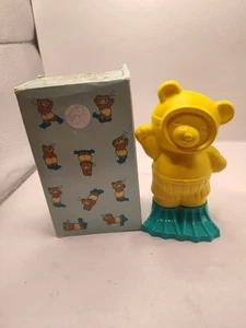 Avon Baby Bear Floating Shampoo Dekanter 6 Fl. Oz Full Vintage 1987 Yellow Blue - Bild 1 von 3