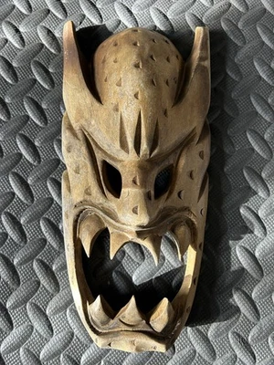 Máscara de duende espíritu diablo demonio tallada en madera australiana genuina Foto 1 de 2