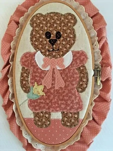 Bär Applikation Hoop Wanddeko Stoff Dusty Rose Rosa Kinderzimmer Shabby Landhaus - Bild 1 von 10