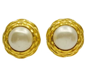 VINTAGE FAUX PEARL CHANEL FRANCE GOLD TONE BUTTON CLIP-ON EARRINGS ~ 1" - Picture 1 of 15